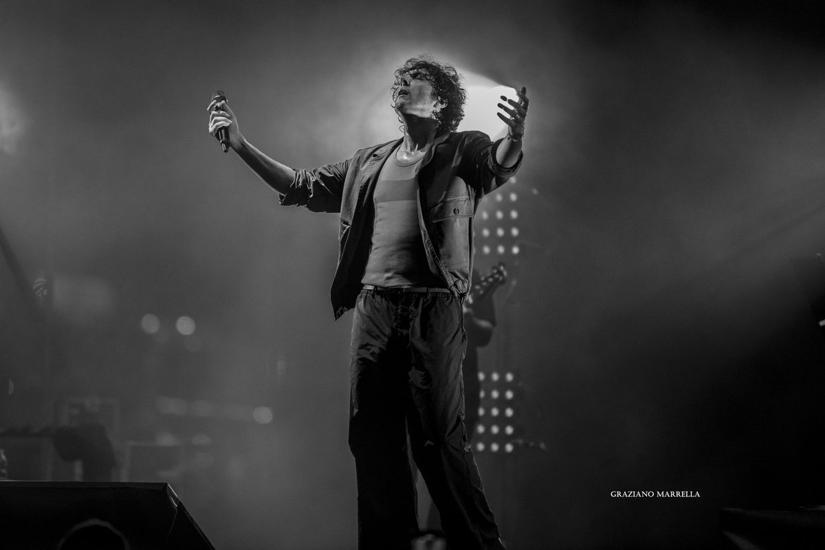 impressioni61's tweet photo. Ermal Meta Live in Genova 
#Buonafortunatour 🍀
#SeguilaBalena 🐳
#ErmalMeta 🤍
#ILupiDiErmal 🐺 https://t.co/F5YQls1Ytm