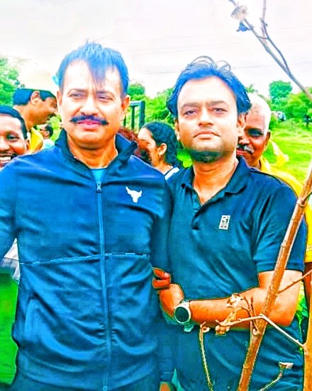 RavikantRM's tweet photo. With Additional Director General Of Police Maharashtra, Hon.Shri Krishna Prakash Ji.@Krishnapips
At GREENATHON ☘️🌳☘️
Such A Great Moment!
😇💐🇮🇳❤️
#GREENATHON 💚🌳☘️
#GuruPurnima 🙏🌹 https://t.co/ywIGLyziw9