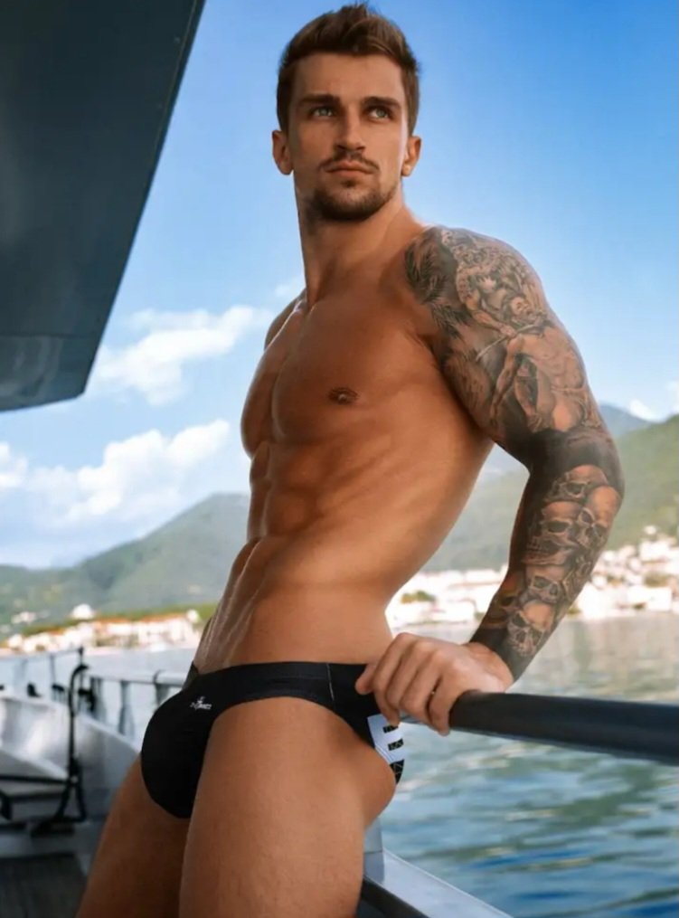Lipo37829952's tweet photo. Alex Smirnoff 🙂😋🔥 #handsomemen #beardedmen #hairymen #inkmen #yummymen https://t.co/0TlOmpF2bT