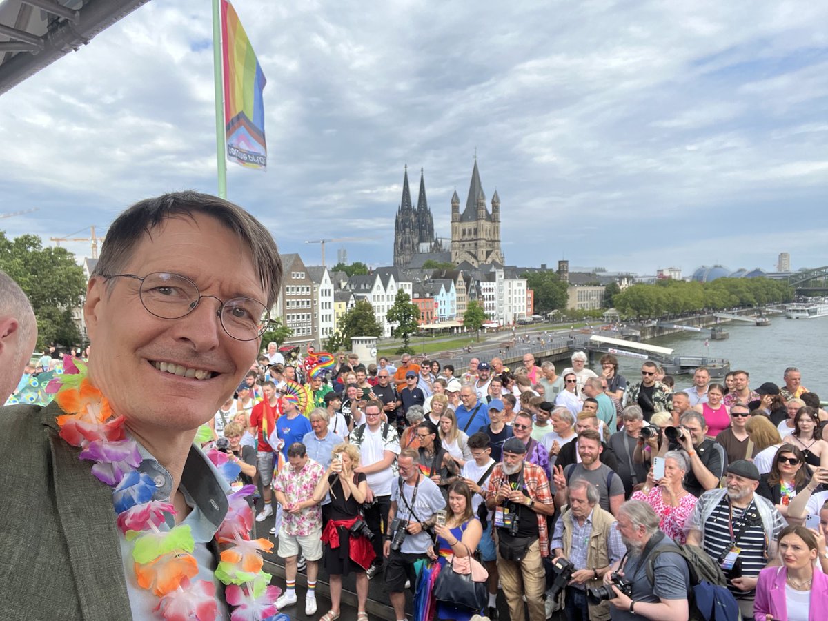 Karl_Lauterbach's tweet image. Die #ColognePride geht los. Das ist auch eine Demonstration für die Menschenrechte. Die bestürzende Zunahme der Übergriffe gegen die Queer Community in 🇩🇪 muss uns wachrütteln. Heute ist ein guter Tag auch gegen die #NoAfD und andere Feinde der Demokratie zu demonstrieren.