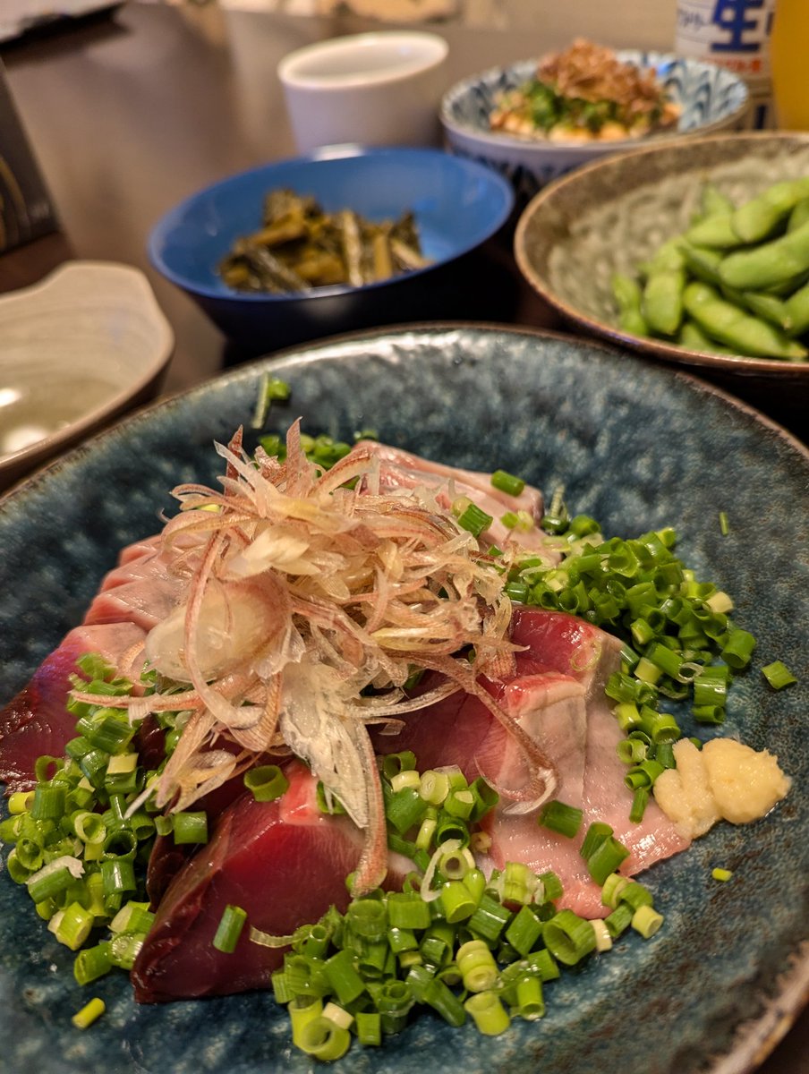 tsuneomochi's tweet photo. 鰹に小葱と茗荷
夏なのに脂が乗ってて不思議
美味いからありがたいんだけど何でだろう https://t.co/0ipBXWuqxd