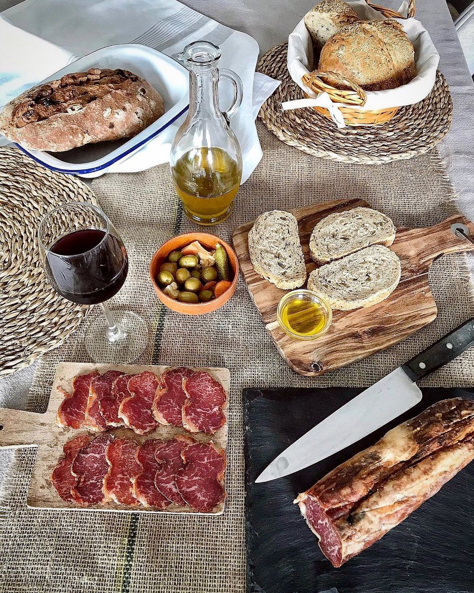 spanishkitchen5's tweet image. Le bonheur c'est du pain de campagne, de l'huile d'olive, du lomo ibérique, des olives et du vin 🫶 

#Lomo