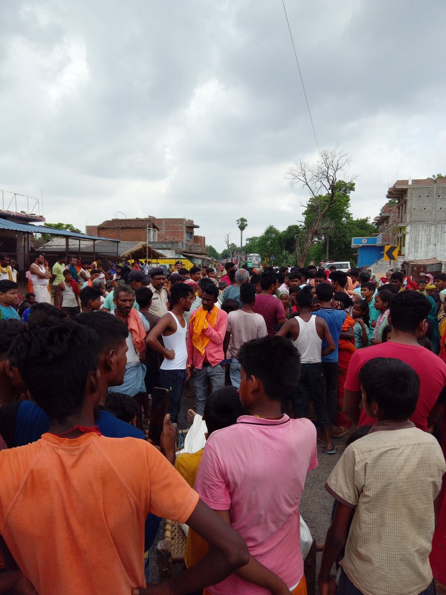ये घटना #bihar के #ara जिला #chandi #policestation के गोपालपुर पंचायत का #bhagvatpur का हैं जिसमें एक मजदूर की बालू साइड पर जेसीबी के द्वारा #Accident हो गया।  य़ह घाट चांदी थाना के अंतर्गत था।इसके बाद उसके  शव को  jcb मालिक, #sandeshthana के द्वारा उस लाश को लावारिश कर दिया गया