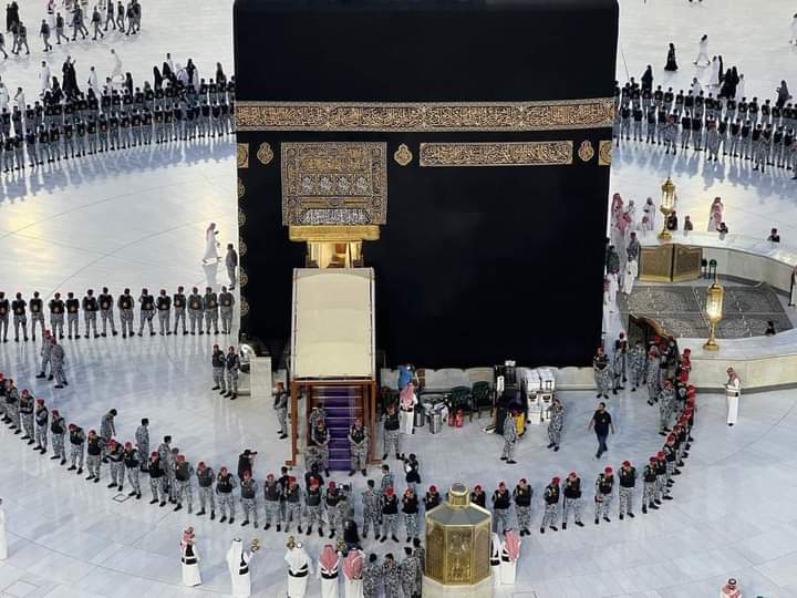 KomailMuavia313's tweet photo. غسل الکعبۃ المشرفہ (بیت اللہ کو غسل دینے) کا خوبصورت منظر 🕋 https://t.co/bIK5MiA486