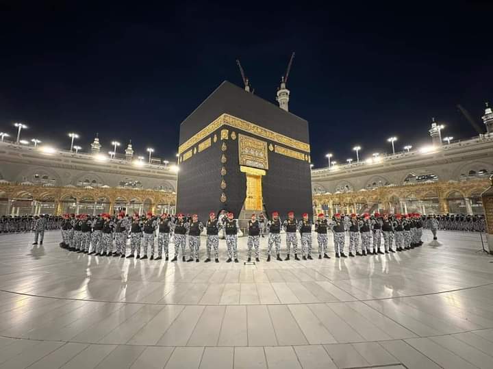 KomailMuavia313's tweet photo. غسل الکعبۃ المشرفہ (بیت اللہ کو غسل دینے) کا خوبصورت منظر 🕋 https://t.co/bIK5MiA486