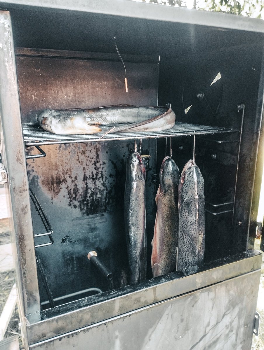 BecherZone's tweet photo. Jetzt bei Nachbarn . . . #Räuchern
#Forelle #Aal #Flunder 🐟🐠 https://t.co/NyOWBpck0o
