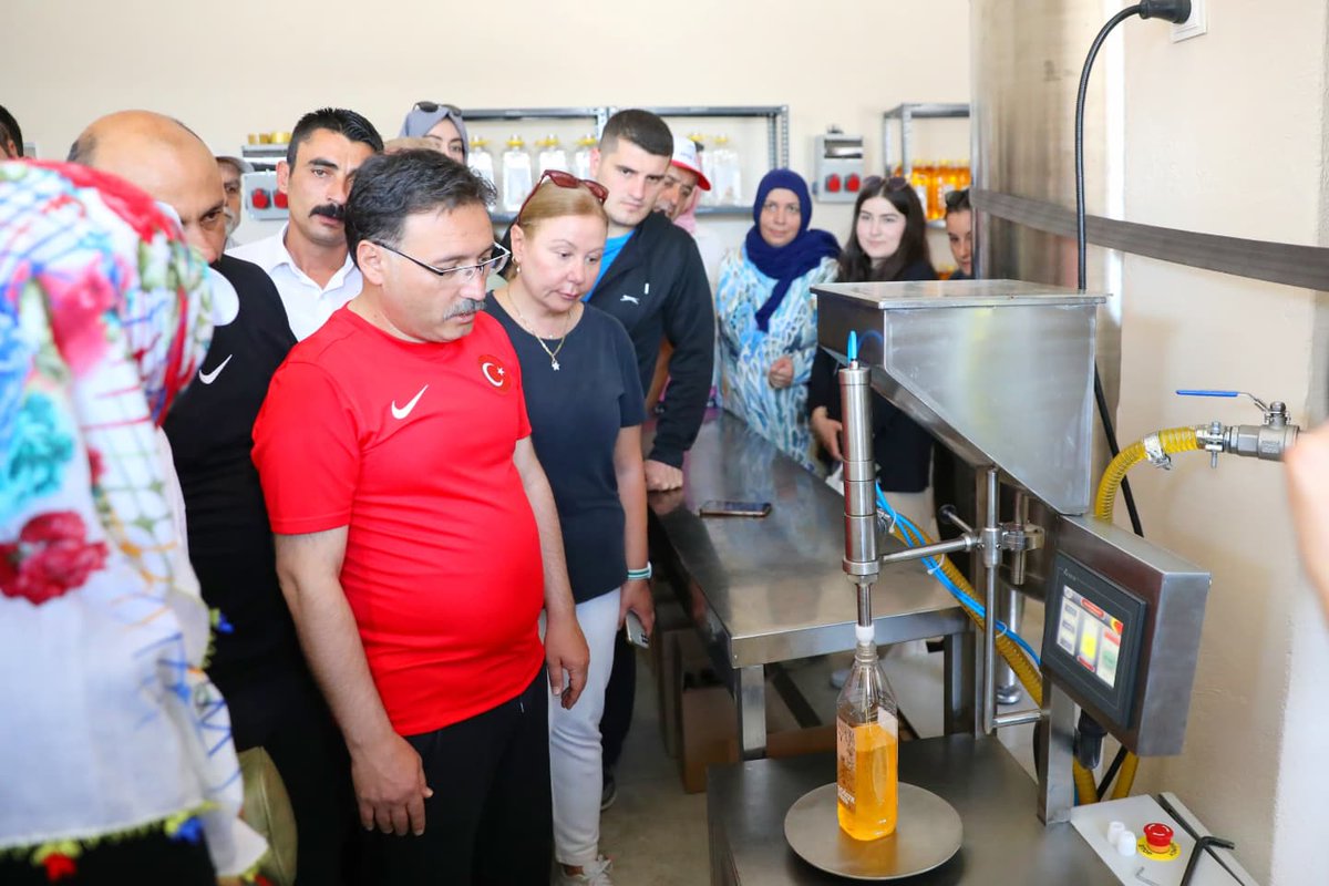 Valimiz Sayın Gökmen Çiçek, Türk Mühendis ve Mimar Odaları Birliği ve üyleri ile beraber, Ağırnas Kadın Kooperatifi’ni ziyaret ederek Aspir Yağı üretim tesisinde incelemelerde bulundu.