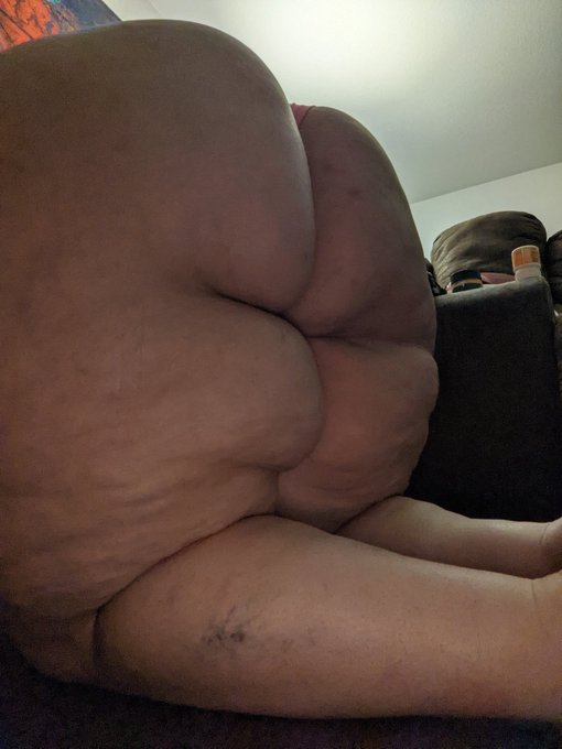 Strawberry cake with the massive mountain ⛰️🍑😍 @bootycakesmedia https://t.co/p2cWgWYtw7