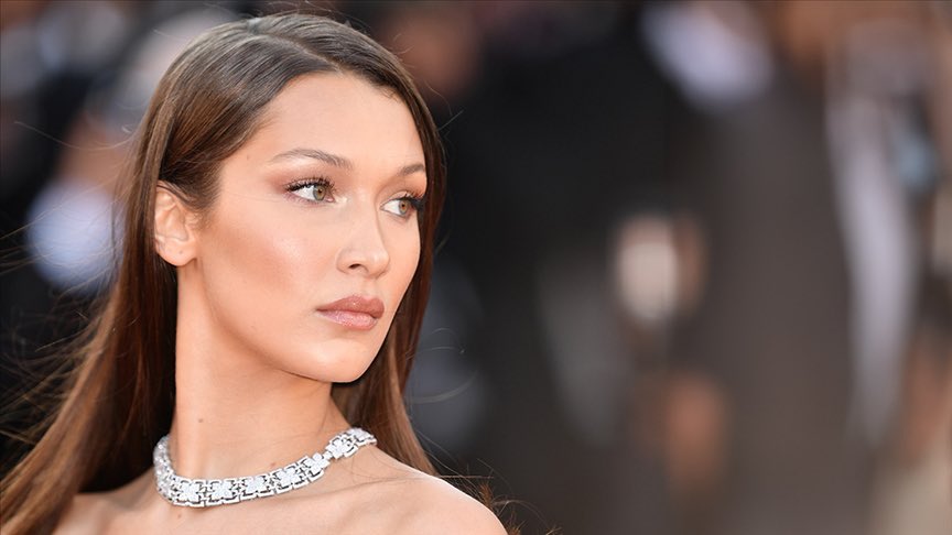 Bella Hadid inanılmaz biri. İsrail açık açık bu kızı sansürlettiriyor, işlerini elinden aldırıyor, fiili olarak silmeye çalışıyor. Dior onunla anlaşmalarını iptal edip Yahudi bir modelle çalışıyor. Şimdi de Adidas. Ama o asla Filistin’i desteklemekten vazgeçmiyor. SENCİYİZ
