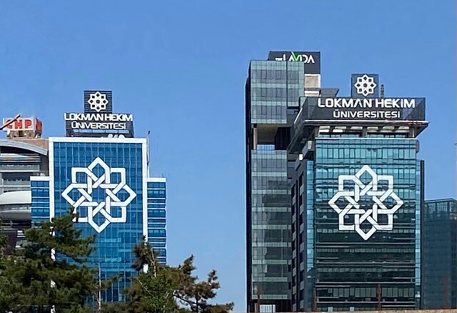 #LokmanHekimFahisZam

Ankara Lokman Hekim Üniversitesi öğrencileri okullarının %117 lik bir zam yaptığını açıkladı. 

Tıp fakültesi 278 bin liradan 600 bin lira, eczacılık fakültesi ise 209 bin liradan 450 bin liraya çıkmış.

Birçok okul bu şekilde zamlarla öğrencileri zorluyor.