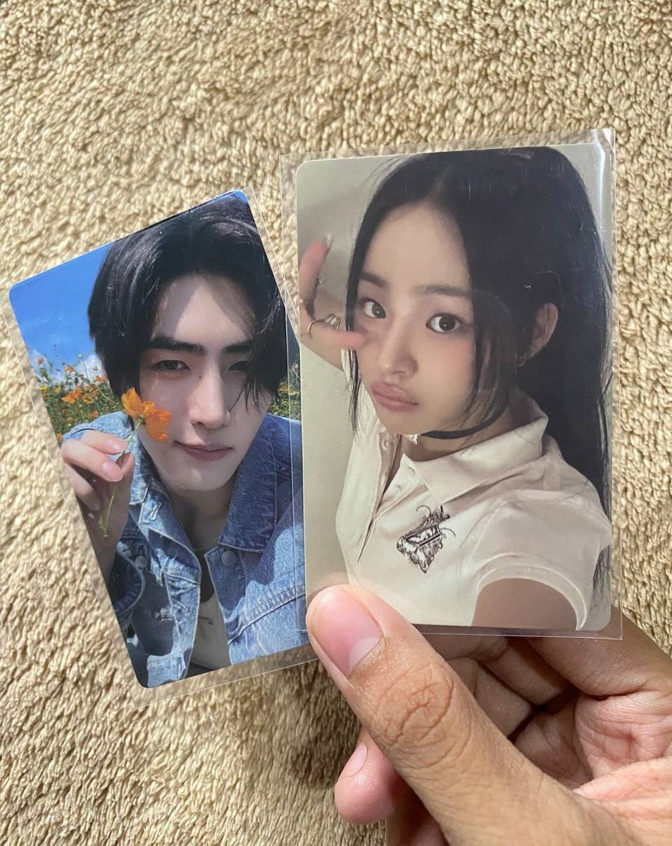 hey_aci's tweet photo. the photocards:                            the freebies:
thank you so much, @angelsscart 
#angel_feedbackz #mailfromangel https://t.co/Sa9jKYufH5