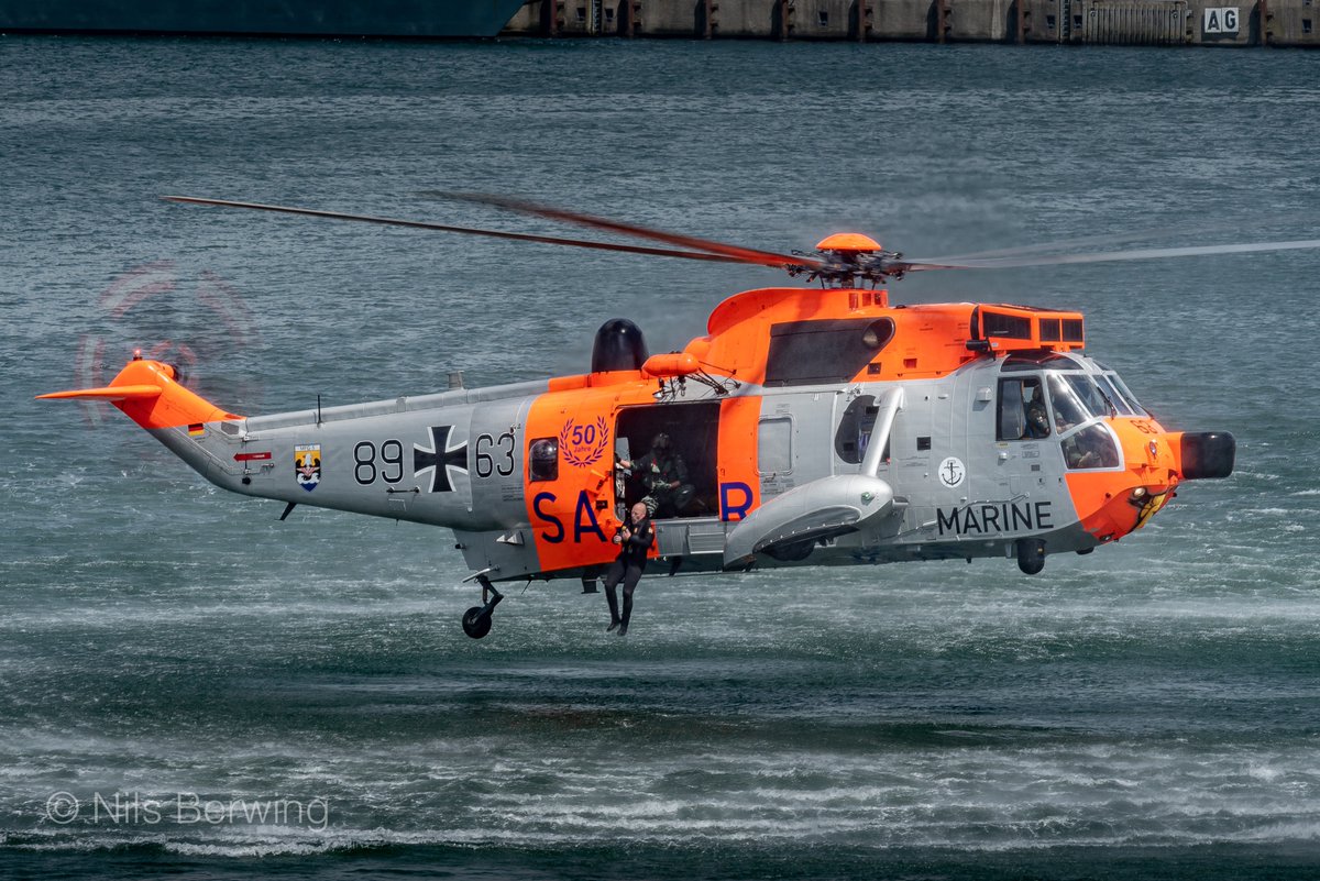 nnilsberwing's tweet photo. 🇩🇪@deutschemarine Westland Sea King Mk.41 (89+63) dropping divers from a very low hover in the area of the Kiel naval harbor during annual "Kiel sailing week". The German Sea Kings will be retired very soon. @verticalmag @CdrDeuNavalAir https://t.co/2QnOnWNbCa