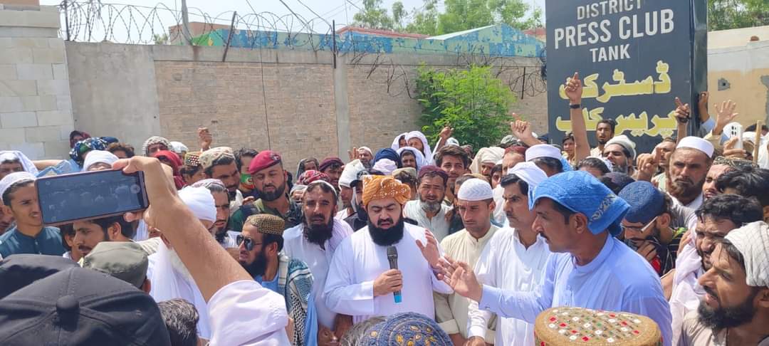 امن غواڑو : ٹانک امن جرگہ/ احتجاجی دھرنے  سے سابق وفاقی وزیر مولانا اسعد محمود خطاب کر رہے ہیں ۔