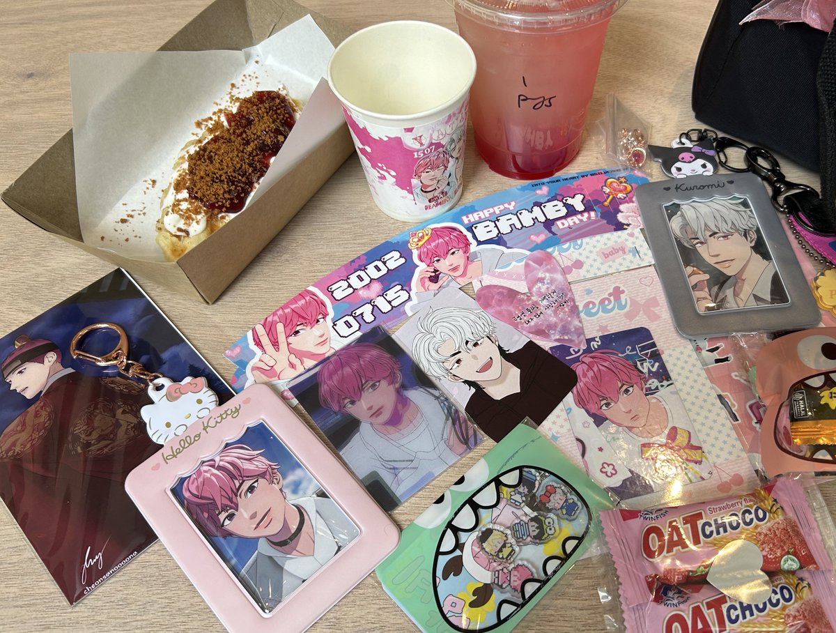 triooox's tweet photo. thank you @SilverHoMY for organizing the event #IntoYourHeartMY

it’s my first bamby cse and i had so much fun there and met pretty plli as well ☺️ thank you for the cake and all the cute freebies pllideul 💗😭 https://t.co/CVsphv1zr4