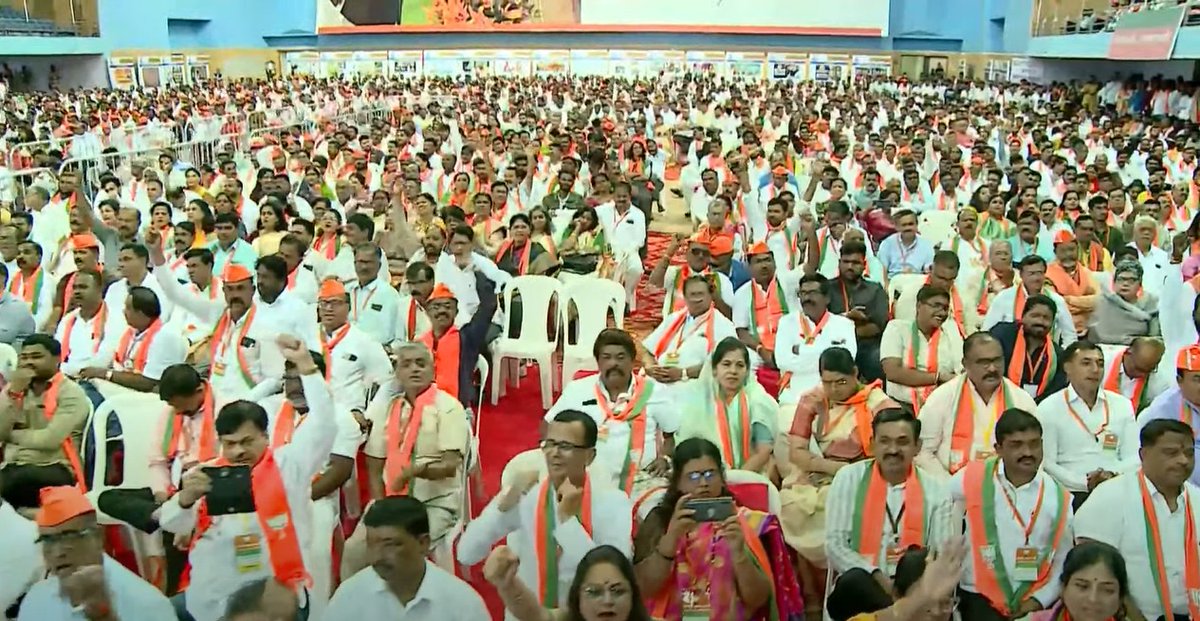 जीतने के बाद अहंकार आने के आपको सैंकड़ों उदाहरण दुनिया भर की राजनीति में मिलेंगे।

मगर हारने के बाद अहंकारी होने का एक अनूठा उदाहरण राहुल गांधी दुनिया को दे रहे हैं: श्री <a href="/AmitShah/">Amit Shah</a>

youtube.com/live/6sEewUdpd…