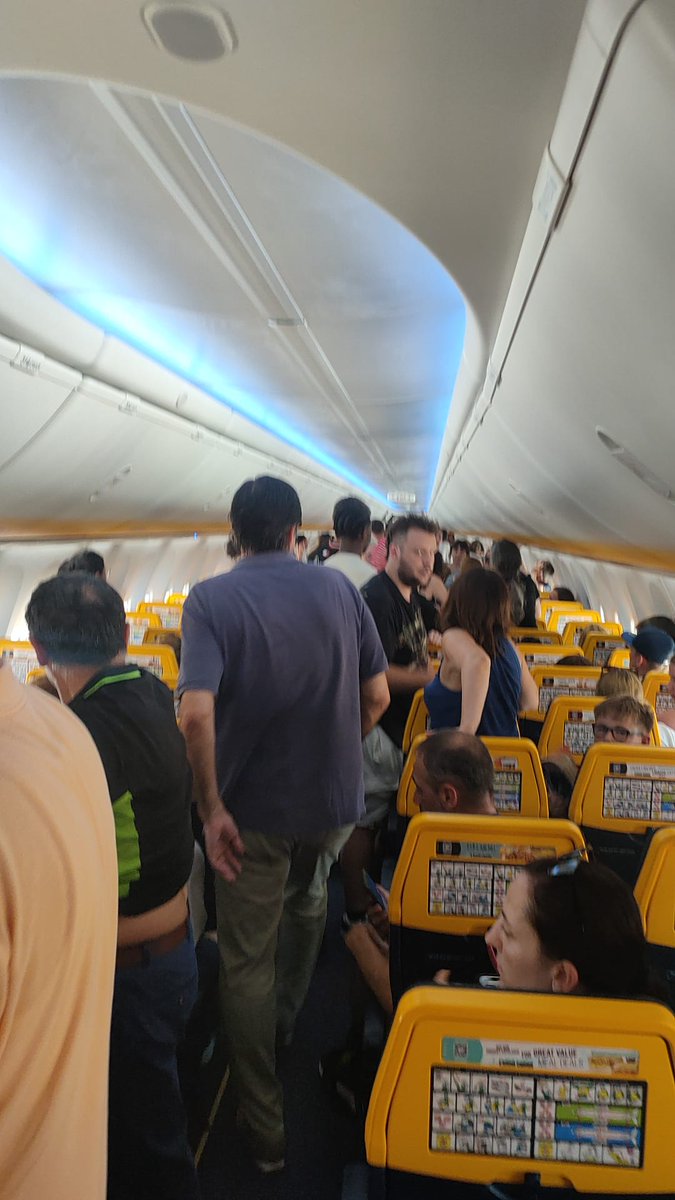 FarmaJuan's tweet photo. Una hora dentro del avión sin despegar, vuelo Valencia-Berlín.
 @Ryanair_ES @Ryanair ni siquiera pone el aire acondicionado.
Eso, y que ya llevamos tres horas de retraso. https://t.co/cIrZR7xHdV
