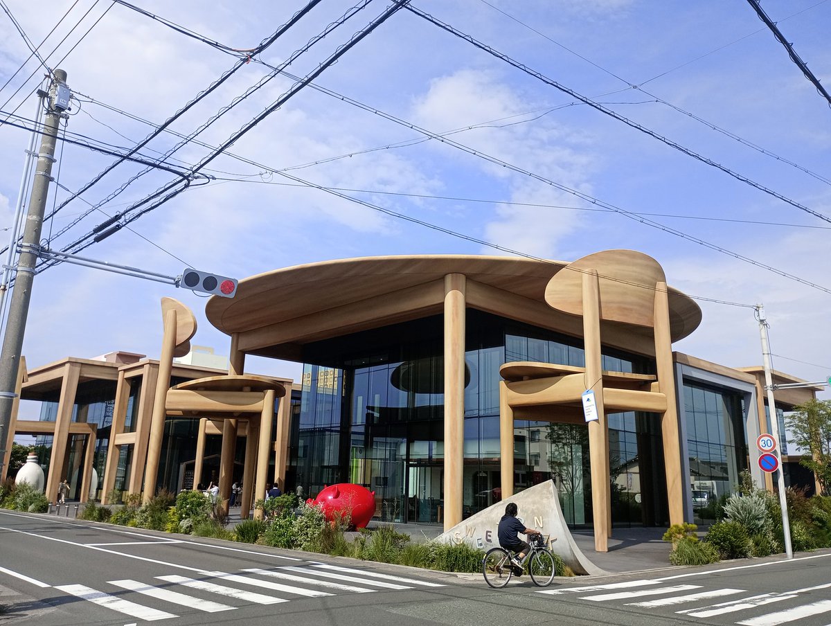 ichisetaketo's tweet photo. 『春華堂 SWEETS BANK』（日建設計）見てきた。小人になれる（！）商業施設。面白い体験だった。拡大された机・椅子・モノが都市に急に現れる様子は圧巻。椅子や机の下にレストランや銀行・ショップが入る、、まさに絵本の世界。竣工2021年。浜松に行く人は必見かと。 https://t.co/PF99Y2Ypcb