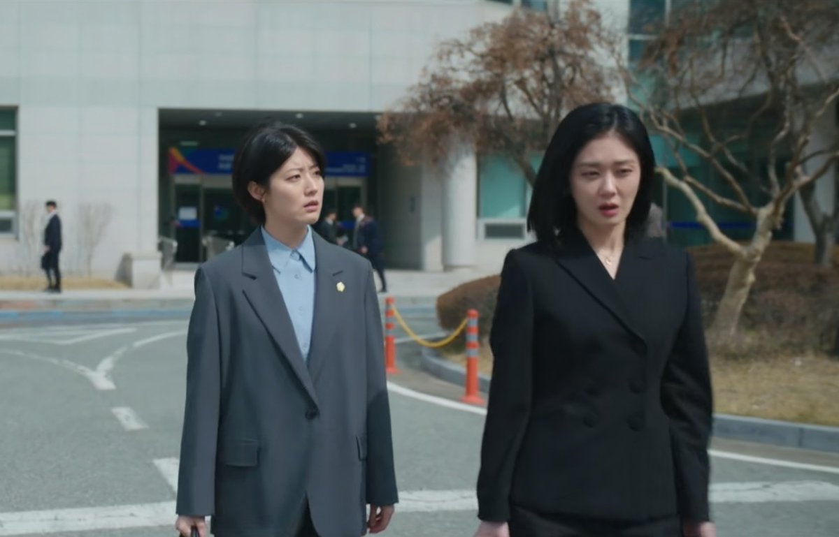 Seunggimylove's tweet photo. I love how Eunkyung is kinda warming up to Yuri and she wants to keep working with her
The way they are such polar opposites is so fun to watch and I just love their dynamics, best lawyer duo fr 😆
#GoodPartnerEp2 #GoodPartner https://t.co/l1hLLn9uT4