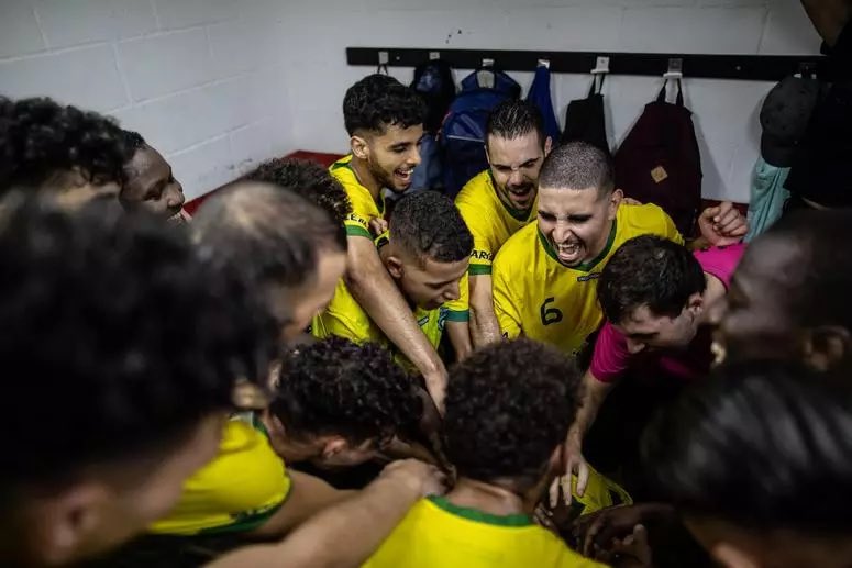 El petit miracle del Raval que desmunta el racisme

⚽️ El <a href="/fcdarna/">FC Darna 2019</a> ajuda joves migrants sense referències familiars a trencar estereotips i afavorir la seva inclusió

📸 <a href="/OfeliadePablo/">Ofelia de Pablo</a>,  <a href="/Javier_Zurita/">javier zurita</a> i <a href="/PavlobskiRoisen/">Pablo Tosco</a> | ara.cat/130_4db8b1?utm…