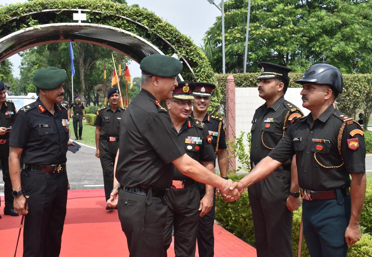 suryacommand's tweet photo. #IndianArmy
#SuryaCommand 
Lt Gen DG Misra, GOC, UB Area, visited RVC Centre and College #Meerut Cantt. He reviewed training and administrative infrastructure and commended the Centre for high standards of professional excellence in veterinary services 
@adgpi
@ProDefLko 
@PRODefDehradun
@HQ_IDS_India
@UBArea_IA