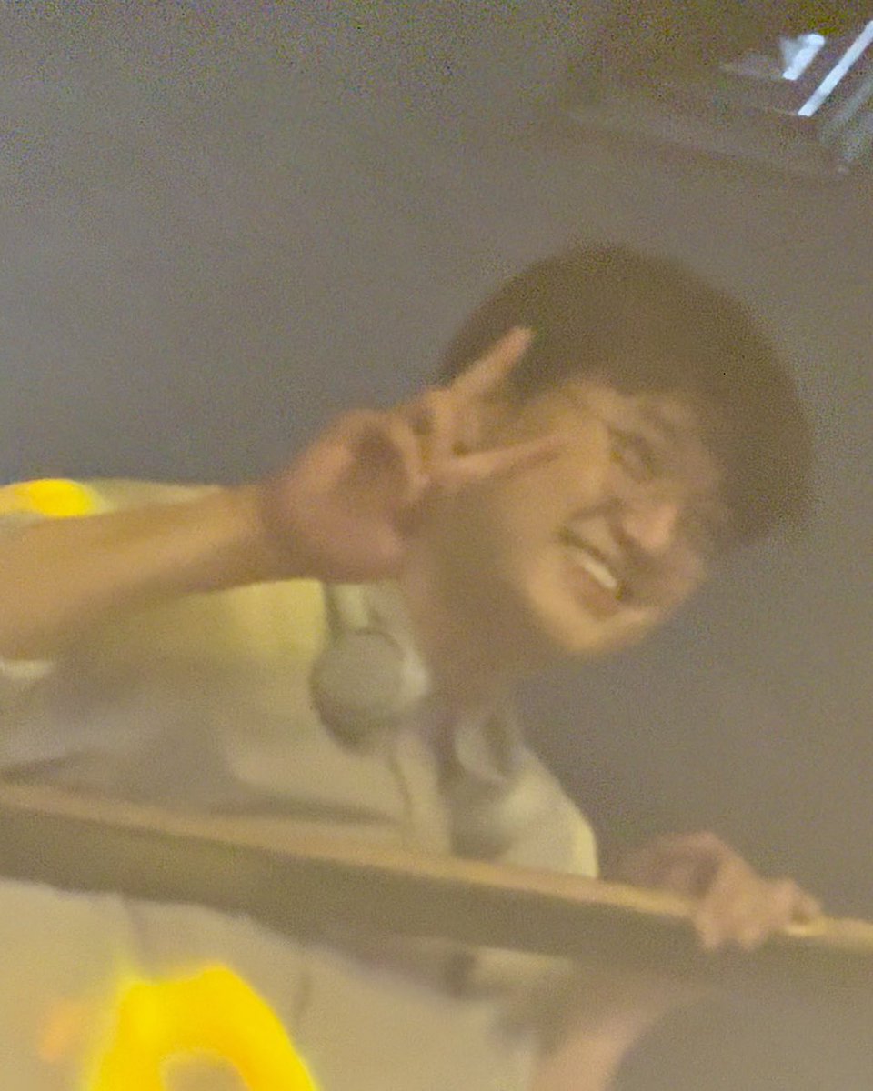 _behindduck's tweet image. 그래 찍어라 찍어 &amp;lt;&amp;lt; 이 느낌으로 와가지구 초커엽게 브이 해주는 거 진짜 아 !!!!!! 😍