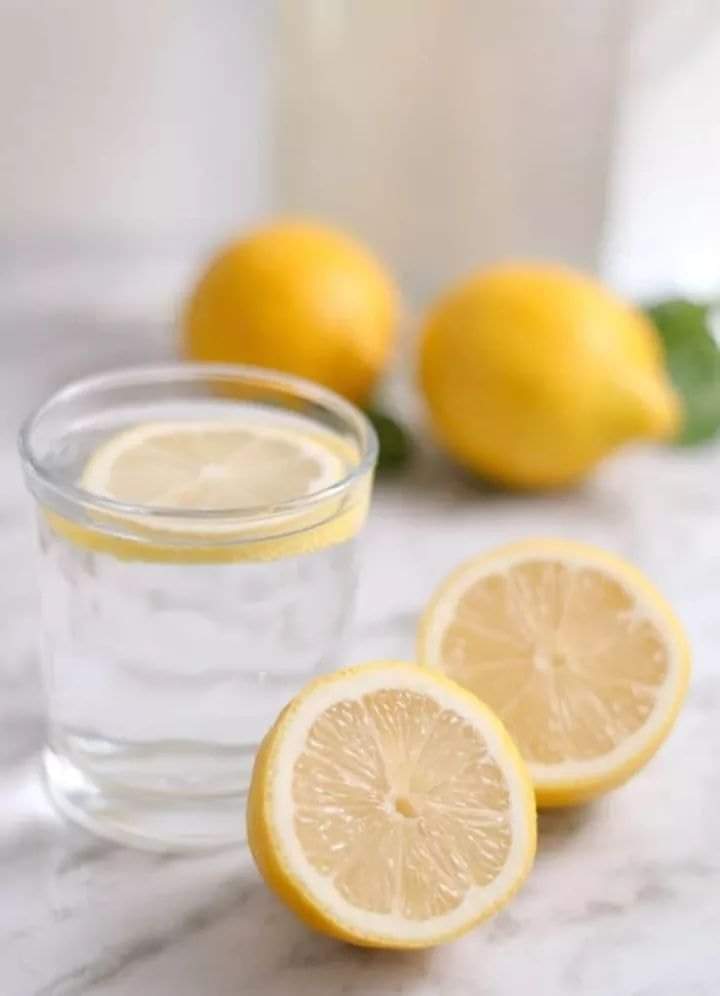 LİMONLU SU...
1– Malum “Su Hayattır!”. Limonlu su, zengin elektrolitleri ile (potasyum, kalsiyum ve magnezyum) bedenin her köşesini şahanesiyle sular.
2 – Limonlu su, karaciğerin en sevdiğidir. Tüm yiyeceklerden daha fazla enzim üretmesine yardımcı olur.
3 – Limonlu su,