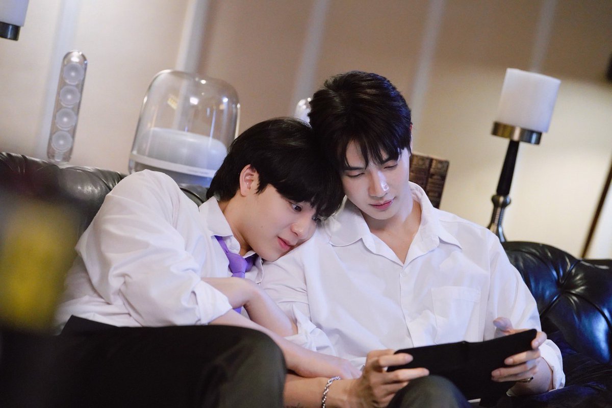 FourEverProject's tweet photo. ส่วนคนน้องไม่ต้องเล็ง ต้องล็อคอะไรละ เค้าจู่โจมเลย พอมีแฟนแล้วตั้งคอกันเองไม่ได้เลยนะคะ คนโสดนอยมาก (ไม่นอย เอาอีก)

#FourEverYouQ18
@basjtr @maxky_rp https://t.co/Xtc7eWSv85