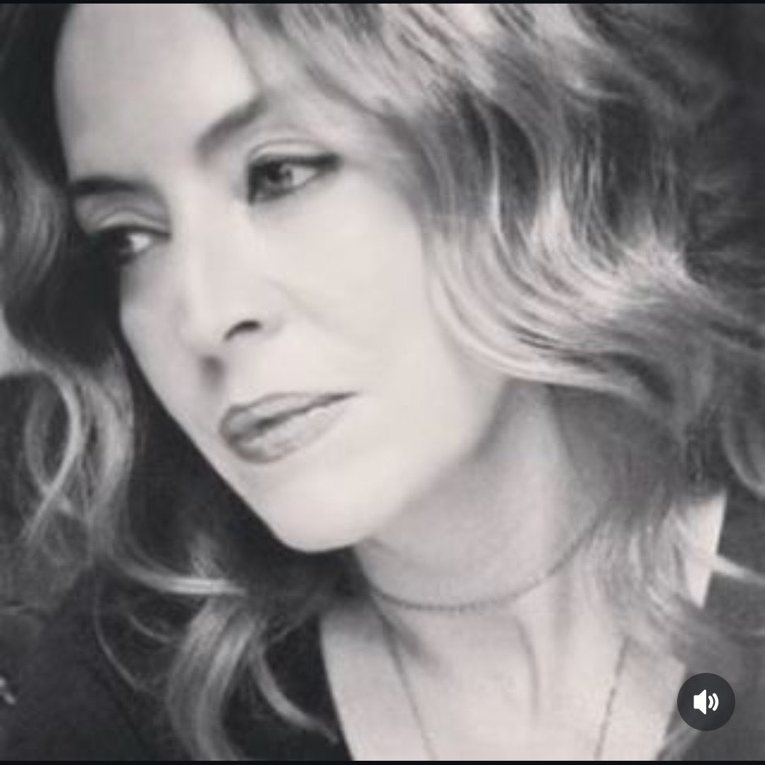 beklenenkral's tweet photo. "... Bundan sonra hayat benim için hep buruk ve hep eksik olacak. Tek kalan ise sana duyduğum sonsuz özlem."
Akın Akınözü'nden hayatını kaybeden annesine veda... https://t.co/akNrijcXnU