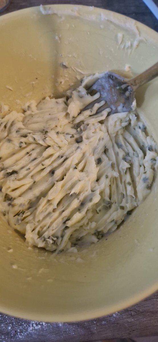 artisticworld23's tweet photo. Hab aus der Butter Kräuterbutter gemacht und aus der Buttermilch eine Erdbeerbuttermilch und jetzt fühle ich mich wie eine Göttin https://t.co/O5Z03E4Dt2