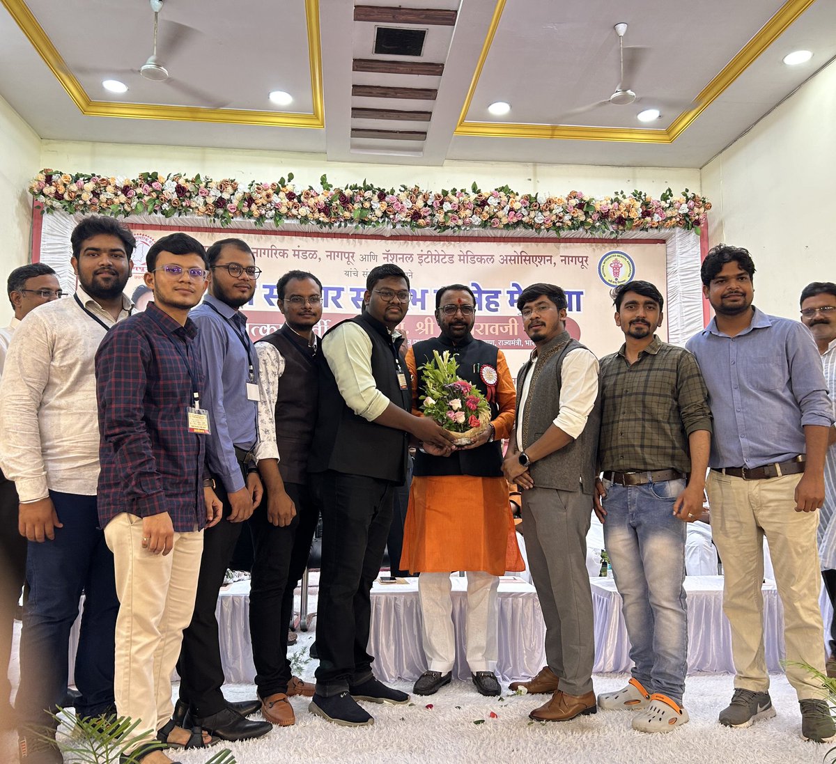KaraleAnanta's tweet photo. #NIMA Student Forum Nagpur Branch यांनी आयुषमंत्री आदरणीय ना. प्रतापरावजी जाधव यांचा सत्कार केला व BAMS, BHMS, BUMS (आयुष) विद्यार्थ्यांवर जी NEXT Exam लादली गेली आहे ती रद्द करण्याबाबत निवेदन देऊन सविस्तर चर्चा करण्यात आली. 
#JusticeForAYUSHStudents https://t.co/5JoBgTAJmB