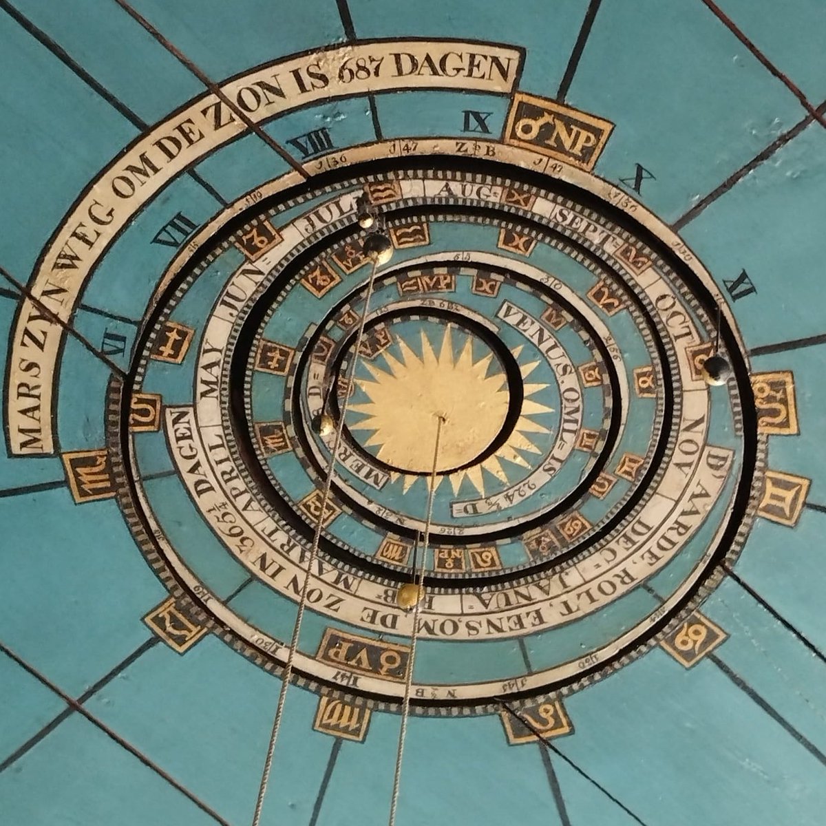 EiseEisinga's tweet photo. Volle maan vannacht. Ook in het planetarium. Dat het volle maan is zie je de aan de schijngestalten van de maan, en aan het kleine goudkleurige maantje dat aan het plafond rond de aarde draait. #maan #volle maan #moon #fullmoon #planetarium #erfgoed #canon #museum #Franeker https://t.co/V1hUDnk8ir