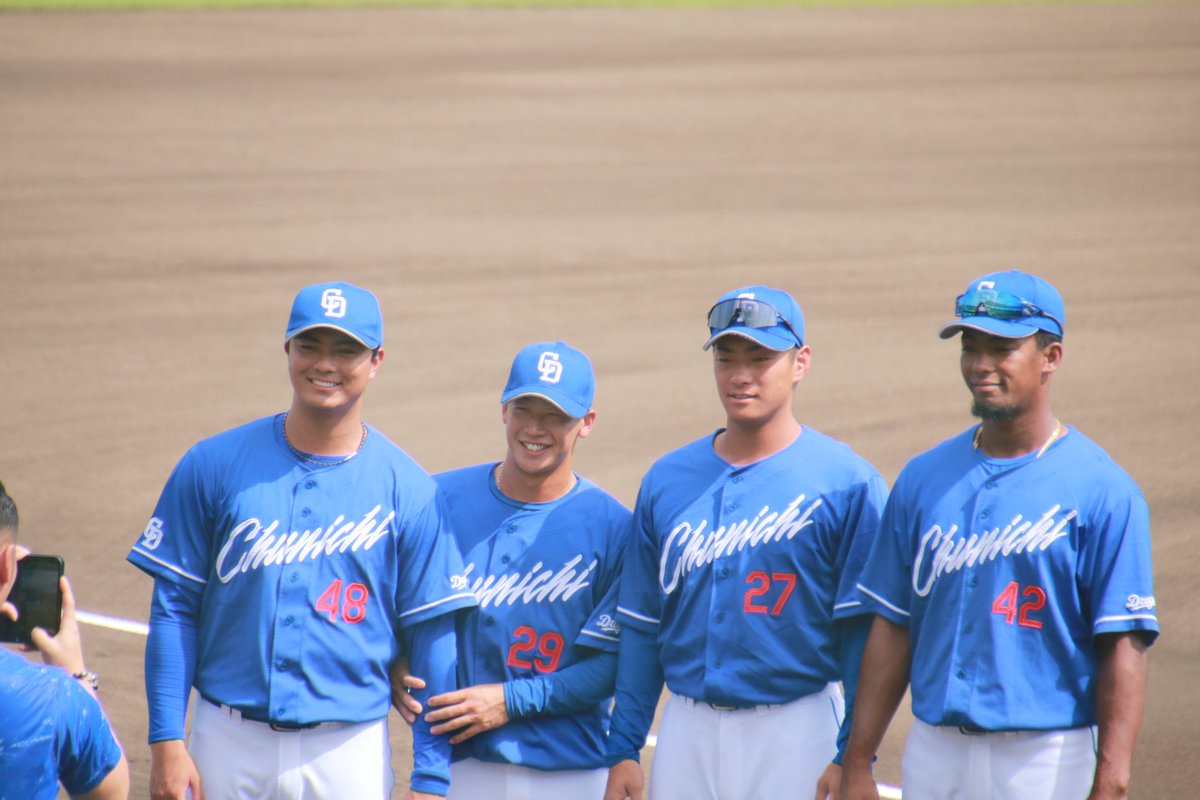 kt_phot2's tweet photo. 辻本くんが腕つかんだり抱きつかれたりする集合写真　#辻本倫太郎　#dragons https://t.co/pPowEeH8HM