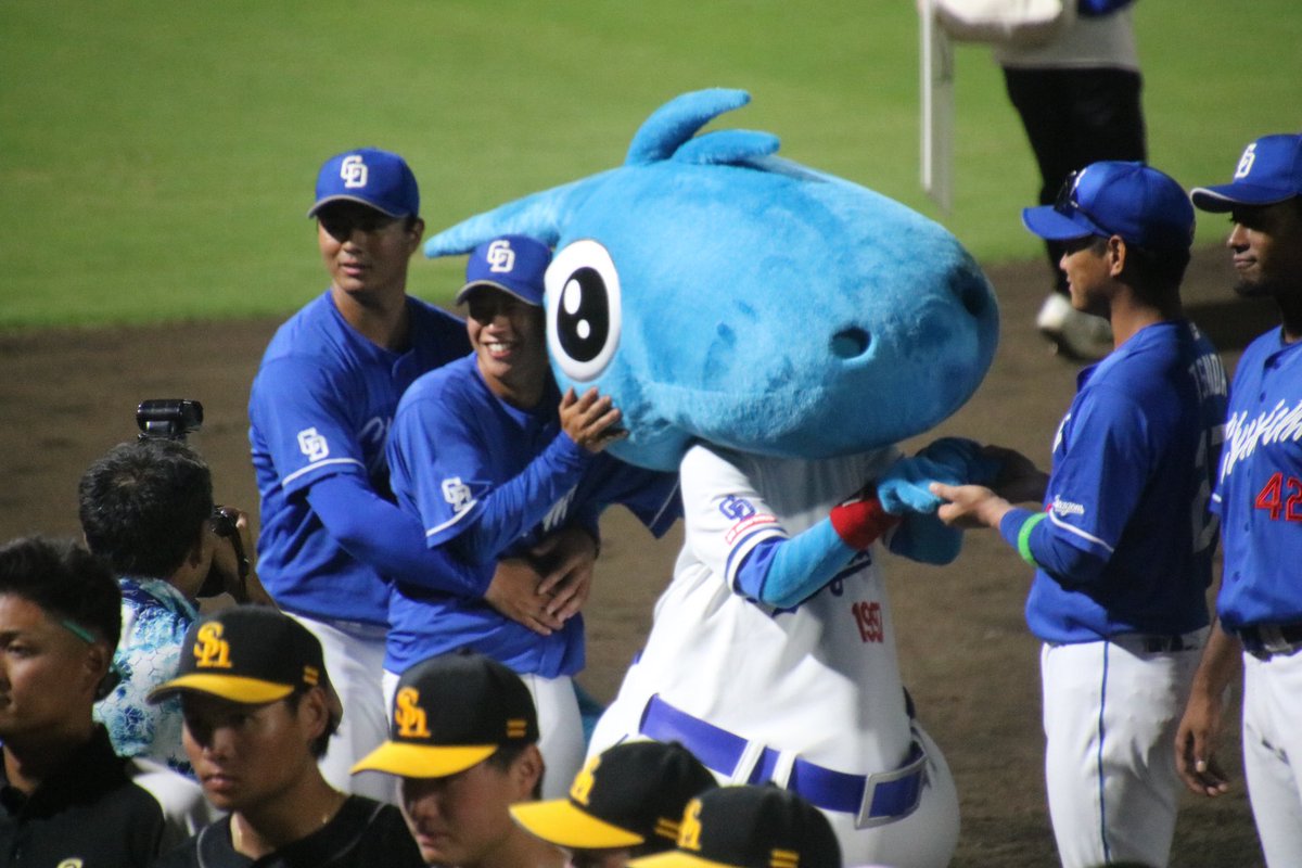 kt_phot2's tweet photo. 辻本くんが腕つかんだり抱きつかれたりする集合写真　#辻本倫太郎　#dragons https://t.co/pPowEeH8HM