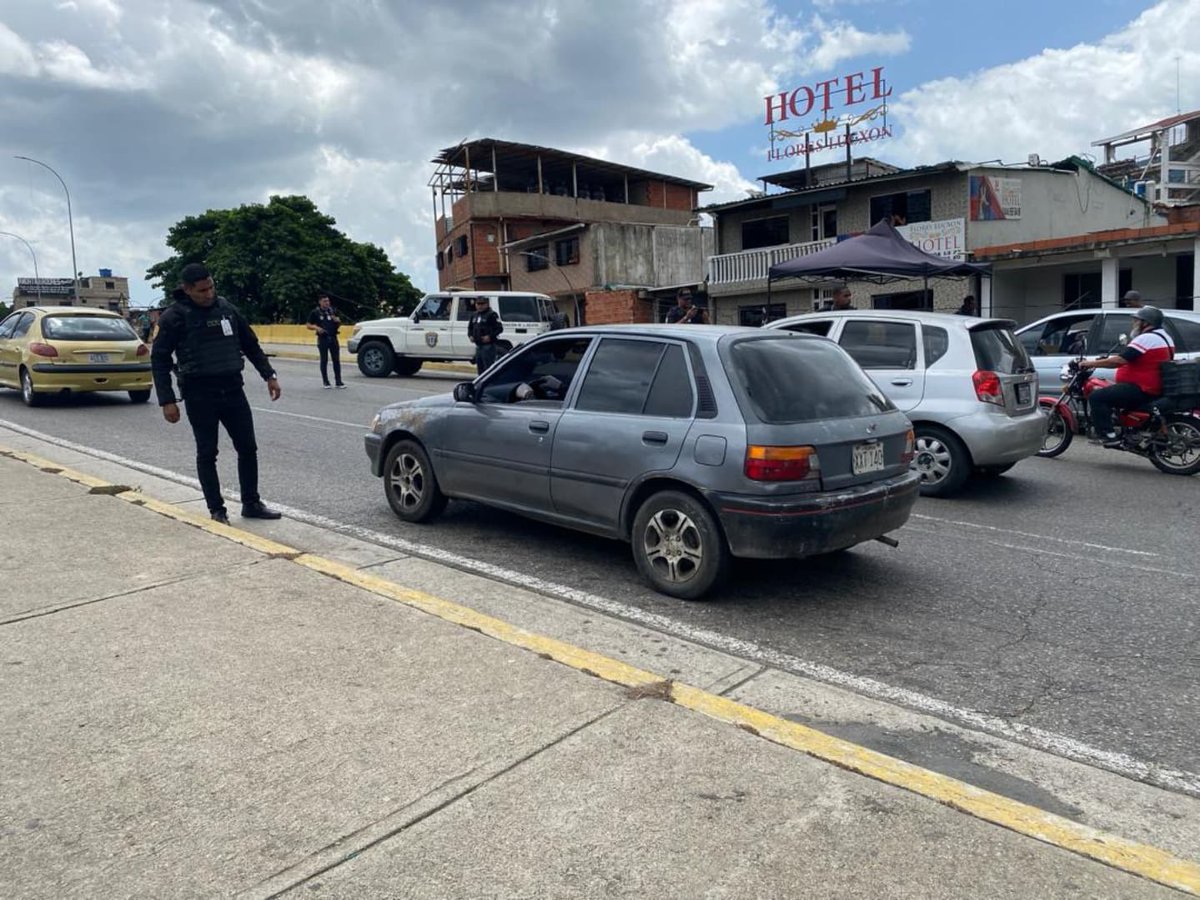 reaCapital1's tweet photo. DM Oeste se desplegó en el sector Alta Vista y Los Flores de Catia, de la parroquia Sucre para brindar seguridad a la ciudadanía y combatir el delito.

#Cicpc https://t.co/0dMrRMTFUE
