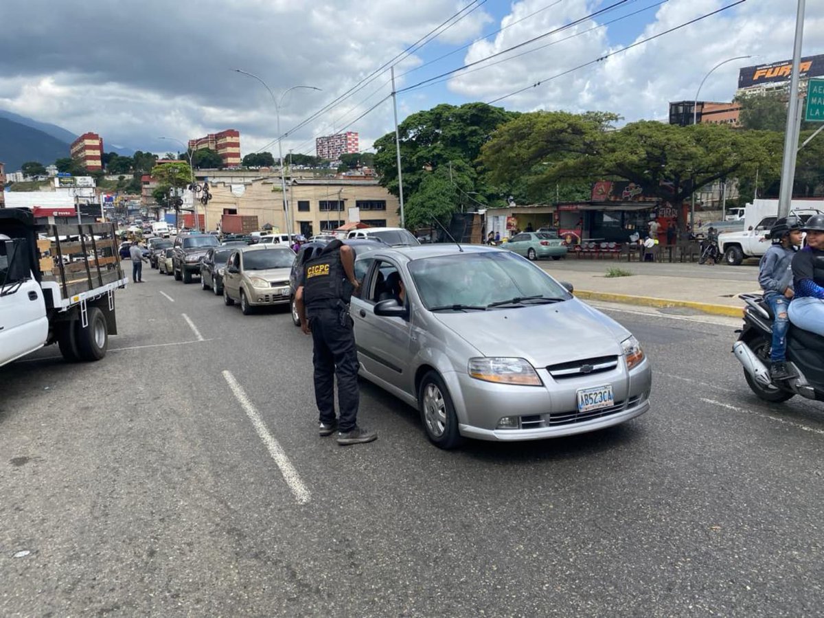reaCapital1's tweet photo. DM Oeste se desplegó en el sector Alta Vista y Los Flores de Catia, de la parroquia Sucre para brindar seguridad a la ciudadanía y combatir el delito.

#Cicpc https://t.co/0dMrRMTFUE