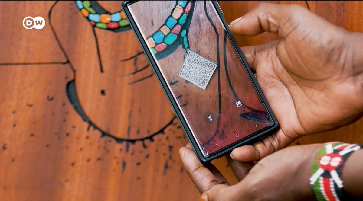 DanielPlafker's tweet image. Data visualization meets traditional #Igbo iconography in the art of C Anagbado, whose digital drawings are etched and painted onto wood, transforming #wildlife conservation data into colorful tableaus of layered meaning. 🖌️🇳🇬
Shot for DW with S Adeleke.
dw.com/en/nigerian-ar…