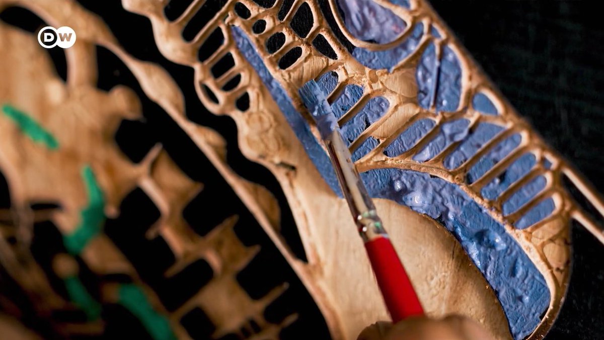 DanielPlafker's tweet image. Data visualization meets traditional #Igbo iconography in the art of C Anagbado, whose digital drawings are etched and painted onto wood, transforming #wildlife conservation data into colorful tableaus of layered meaning. 🖌️🇳🇬
Shot for DW with S Adeleke.
dw.com/en/nigerian-ar…