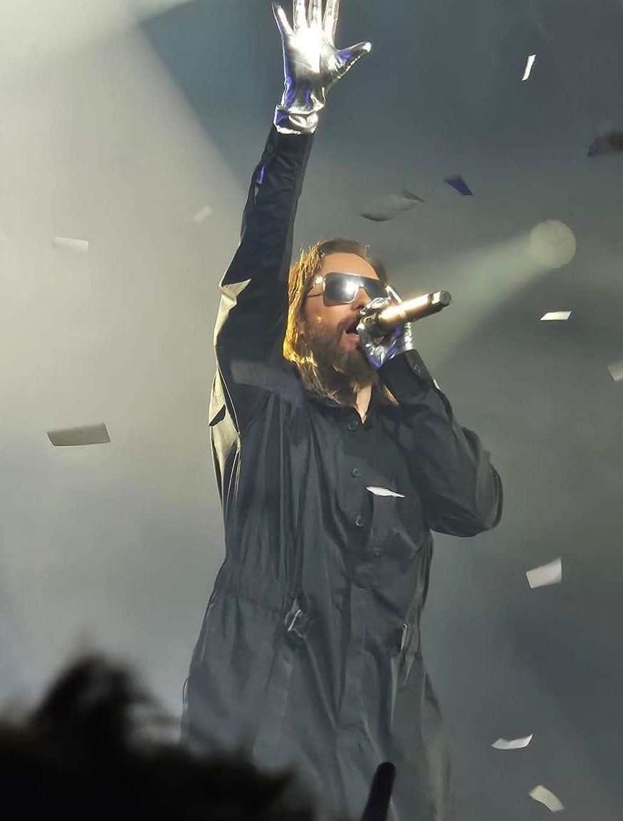 MaggotStitch's tweet photo. Jared Leto timing 36 MARS performing in Waukee Iowa last night #36MARS #JaredLeto #SeasonWorldTour https://t.co/XowdvAgSmi