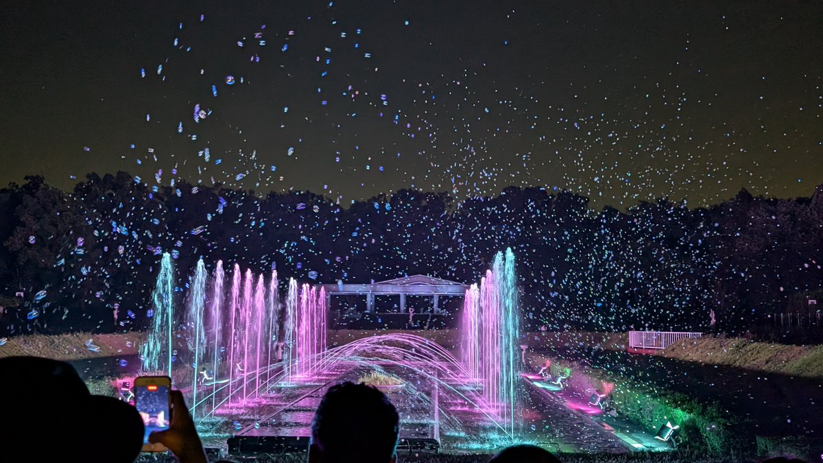 hzrs's tweet photo. 神代植物公園の夜間公開へ。満月と噴水のバブルミネーションが幻想的でした。
ショクダイオオコンニャクや夜しか咲かないサガリバナなど夜の温室も堪能しました。 https://t.co/TKdO3CRGHU