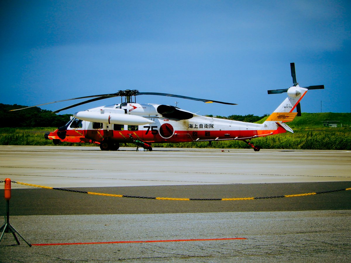 pilotF_3's tweet photo. 海自UH-60、今日で除籍してしまったんですね…
3年程前のヘリフェスタ以来見れておらず、とても名残惜しいばかりです…
見れるうちに撮っておかなければですね…
写真は本日除籍したUH-60、75号機です。

 #海上自衛隊 
 #ヘリコプターフェスティバル 
 #ヘリフェスタ
 #ロクマルありがとう
 #UH60 https://t.co/sPHM97DL1A