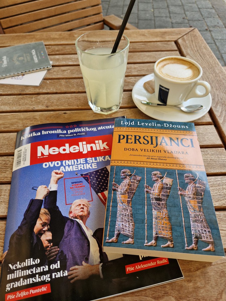NebojsaStajcic's tweet image. Naleteh na dan do Novog Sada,
pa si valja malo i ugoditi dok su klinci kod babe i dede.

P.s. naslov knjige i naslovnica nedeljnika su samo puka slučajnost
#novisad #srbija #nedelja #nedeljnik