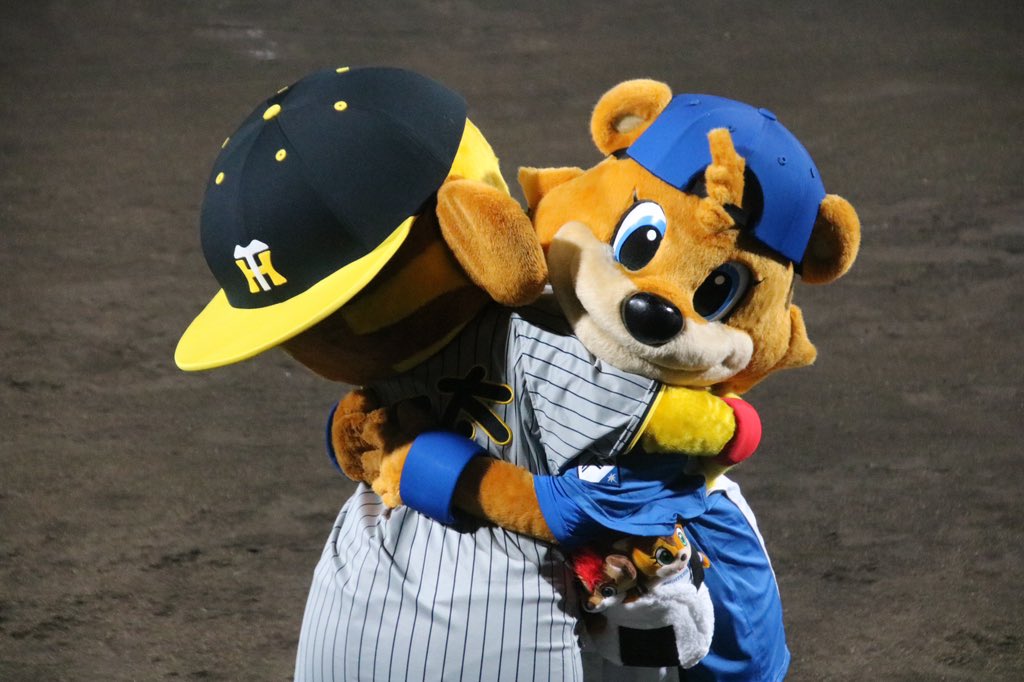 kt_phot2's tweet photo. マスコットのハグ、かわいいがすぎる　#フレッシュオールスター https://t.co/wS4OLWOKDn