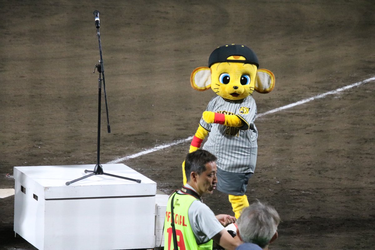kt_phot2's tweet photo. ステージあるよってスライリーに言われて素直に登ろうとするキー太かわいすぎ問題　#フレッシュオールスター https://t.co/39Cci0PpD7