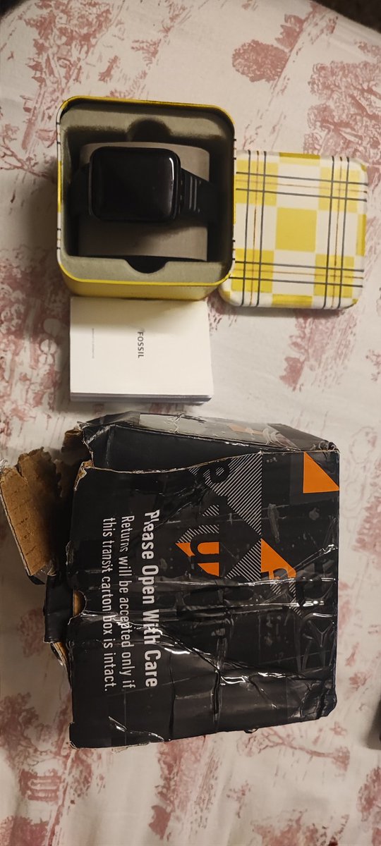 dhruvjayal's tweet photo. #myntra delivered wrong/fake watch instead of 12000 INR Fossil. Raised issue 17 July. No updates, no pickup, no refund - 5 days. Spoken to Managers-Hina, Anmol, Amit, Rosy. Same bullshit. Only lies &amp; delays. Theft by #logisticsekart Issue ID IN24071700123929473569
#myntrasupport https://t.co/t8HDKw6GxI