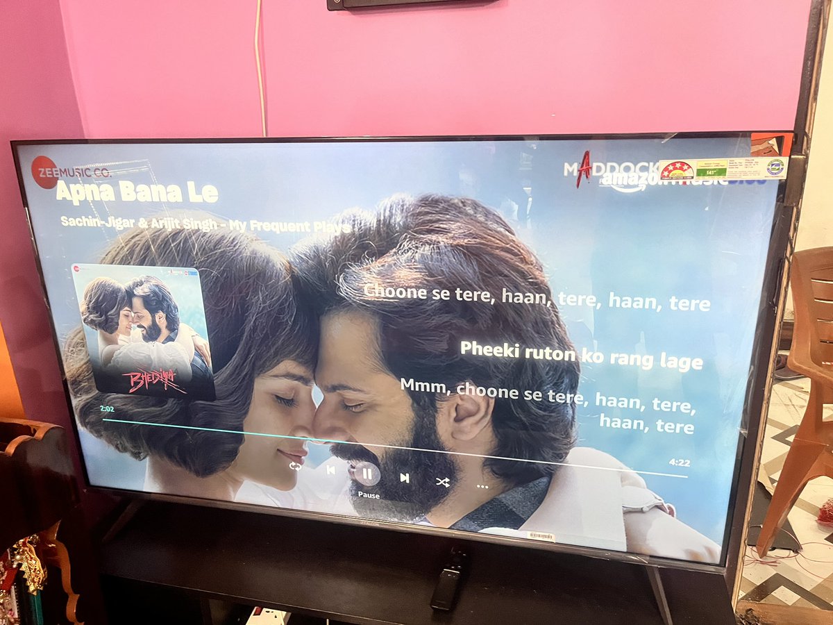 ChandanSharmaG's tweet photo. मैंने @Flipkart से TCL Iffalcon का 55" स्मार्ट टीवी खरीदा है, कल दोपहर में फ्लिपकार्ट द्वारा ओपन बॉक्स डिलिवरी किया गया

आज इंस्टॉलेशन के लिए टेक्निशियन आया था, टीवी के पावर सप्लाई में प्रोब्लम हैं इसलिए बंद हो जा रहा है, अब क्या किया जाएं?

टेक्नीशियन ने कहा यही प्रोब्लम किसी और को पहले भी आया है, मतलब साफ है कि @TCL_Global मैनुफैक्चरिंग डिफेक्ट टीवी फ्लिपकार्ट पर बेच रहा है

जब सॉल्यूशन के लिए पुछा गया तो @flipkartsupport का कहना है, हम इसमें कुछ नही कर सकते, आपको TCL सर्विस देगा, हमारा काम बस बेचना है, हमने ओपन बॉक्स डिलिवरी में चेक करवा दिया कि टीवी टूटा नहीं है और सारा सामान हैं, अब जब ठीक से चल नहीं रहा तो हम कुछ नहीं कर सकते

उल्टे TCL वालें बोल रहें हैं फ्लिपकार्ट में बात कीजिए Replacement के लिए या फिर इंतजार करें, रिटर्न और रिप्लेसमेंट का सिर्फ 7 दिनों का समय होता है, जिसमें से आज दुसरा दिन हैं फिर भी Flipkart स्विकार नही कर रहा है।

अब आप लोग बताएं कि इसमें क्या कर सकता हूं?
एक ग्राहक के तौर पर ठगा हुआ महसूस कर रहा हूं।