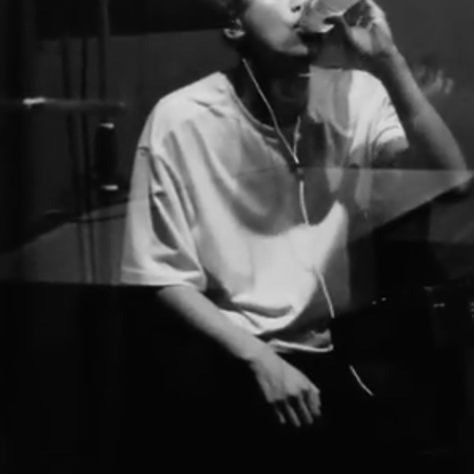 touch you one more time so I know you’re real
🎻 nohyuck au
🎻explicit, 3.8k words, chapter 1/3
🎻band au, child prodigies, falling in love, flashbacks, non-linear narrative, explicit sexual content
🔗archiveofourown.org/works/57553153…