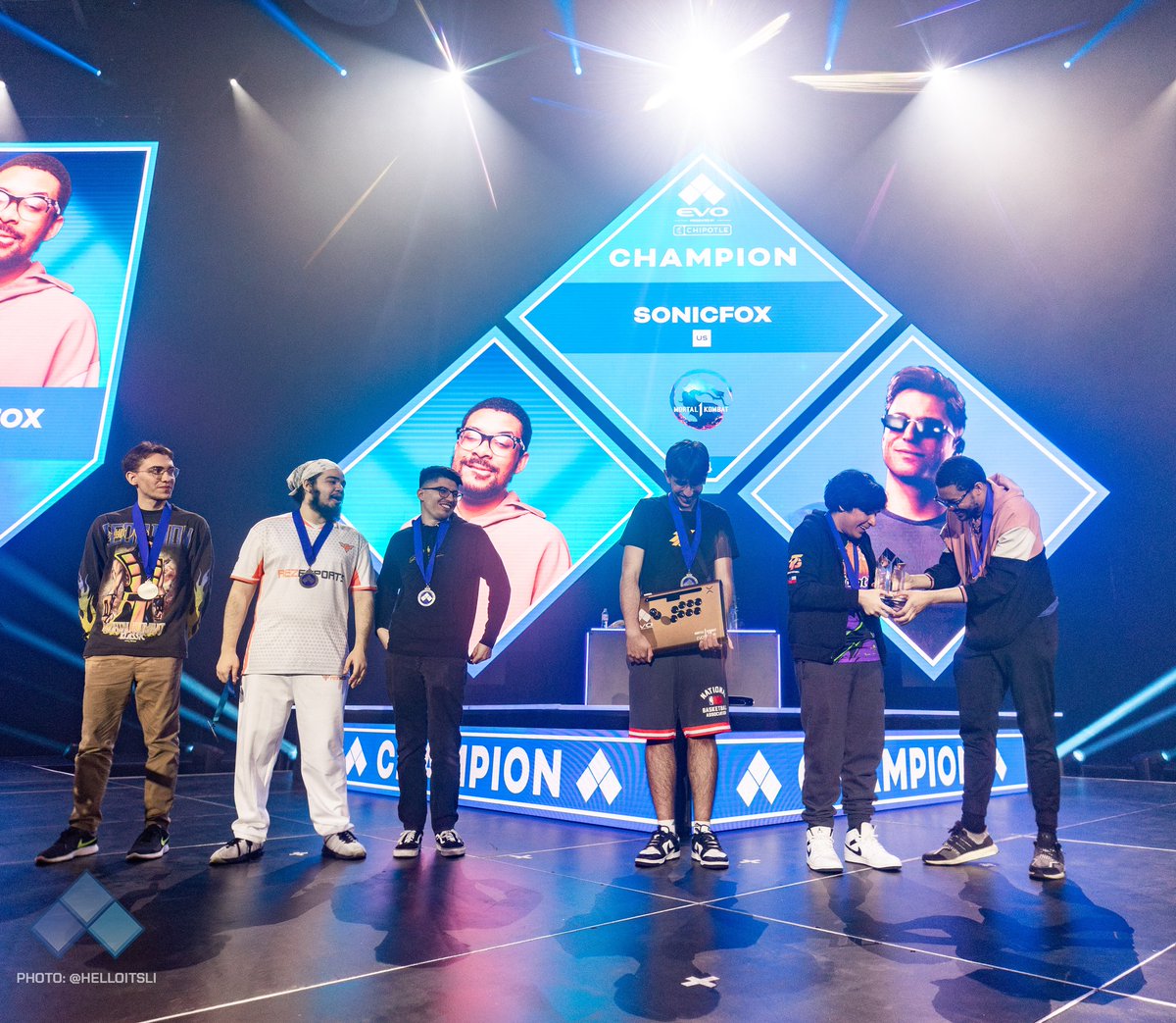 BlogMKBR's tweet image. SonicFox é o grande campeão da EVO 2024 de Mortal Kombat 1 👏

Destaque para @Z33us_ que conseguiu o 3° lugar e se tornou o BR mais bem colocado em toda a história da EVO. Tbm tivemos @KonquerorBR (7°), @GuiExceptional (9°), @_AgamottosEye (13°) e @KillerXinok (17°) 🇧🇷👏👏🇧🇷