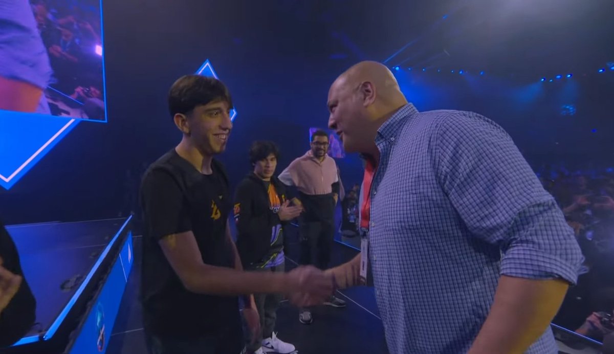 BlogMKBR's tweet image. SonicFox é o grande campeão da EVO 2024 de Mortal Kombat 1 👏

Destaque para @Z33us_ que conseguiu o 3° lugar e se tornou o BR mais bem colocado em toda a história da EVO. Tbm tivemos @KonquerorBR (7°), @GuiExceptional (9°), @_AgamottosEye (13°) e @KillerXinok (17°) 🇧🇷👏👏🇧🇷