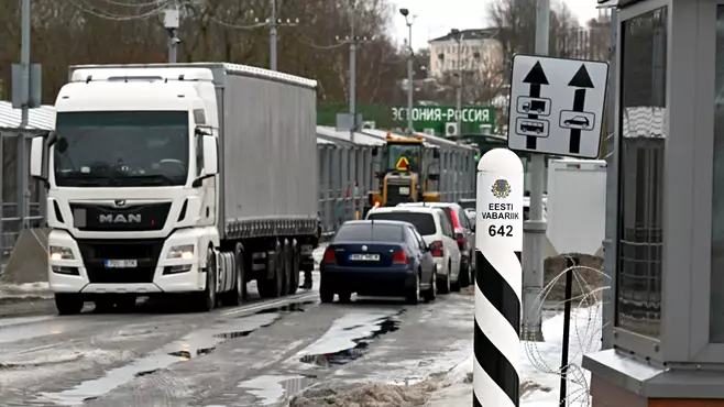 fourthdose's tweet photo. #Viro #Narva
=> #Venäjä
#Pietari & #Ivangorod.
Päivitys 23.6.24
https://t.co/ilgRdfq95B
Virosta rajan yli pääsee jalkaisin. Linja-auto-matkustajat kävelee joen yli toiseen bussiin.
#Juna kulkee Ivagorod => Pietari:
https://t.co/b4pdYoEnxX
#Tallinnasta pääsee #Narvaan #junalla. https://t.co/UfGIxNOaOz