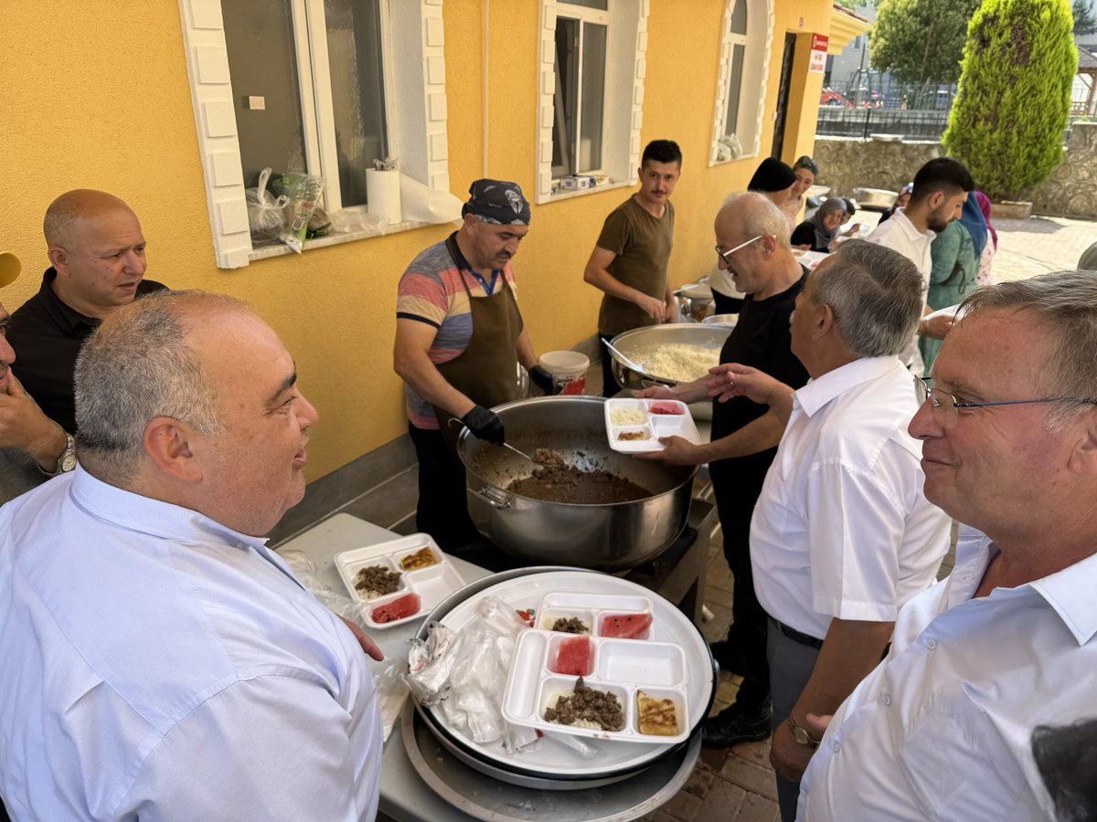 yaldatmaz's tweet photo. 📍#Gecen Mahallesi
#Gecen Mahallesinde düzenlenen #Aşure etkinliğine AK Parti #Bartın İl Başkan Yardımcımız Muzaffer Yelkenci ile birlikte katılım sağladık.
#Aşure bereketini hemşehrilerimizle paylaşmaya devam ediyoruz. https://t.co/i8ZjPxk4Rg